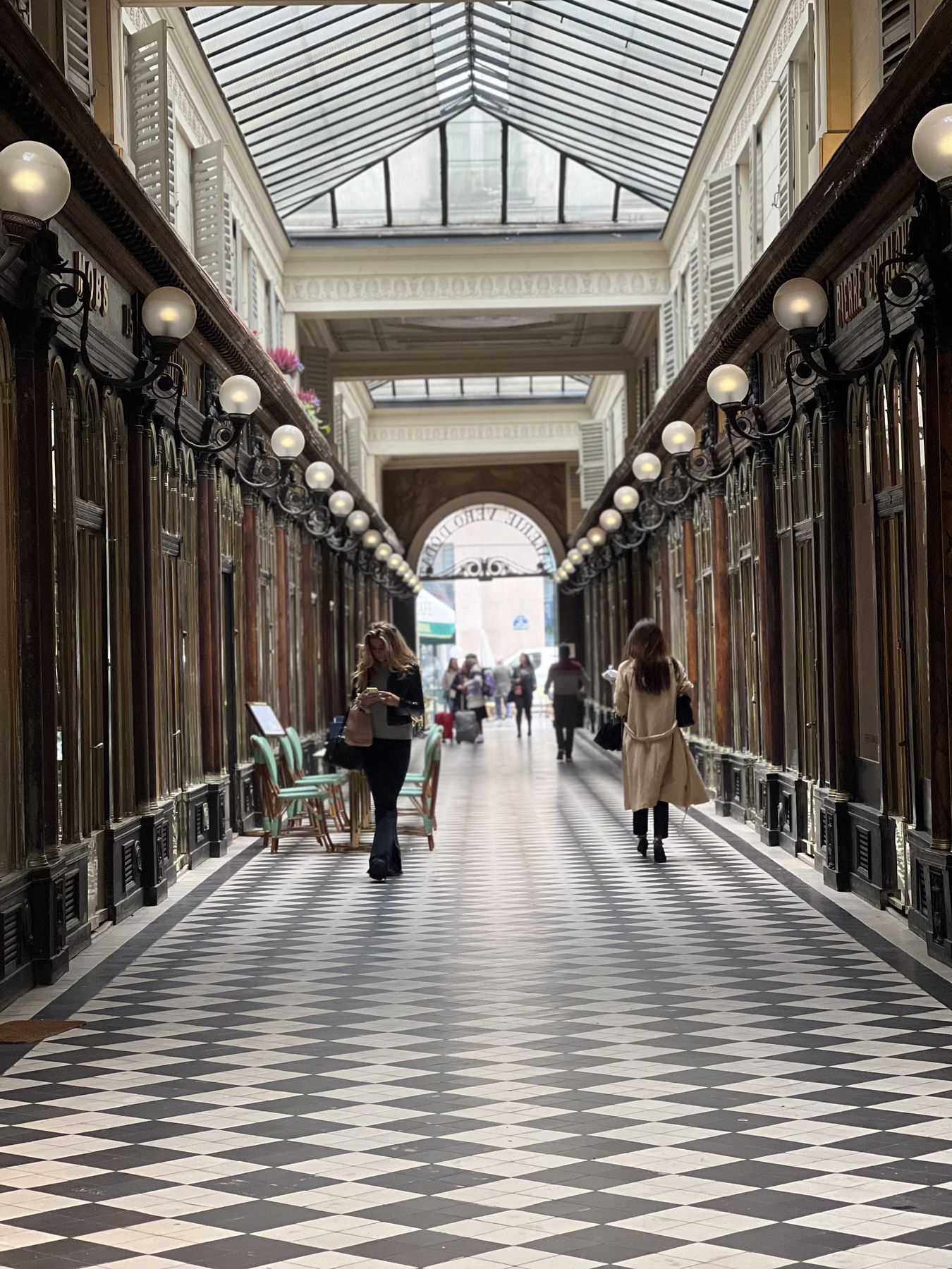 Passage couvert parisien — perspective sous verrière