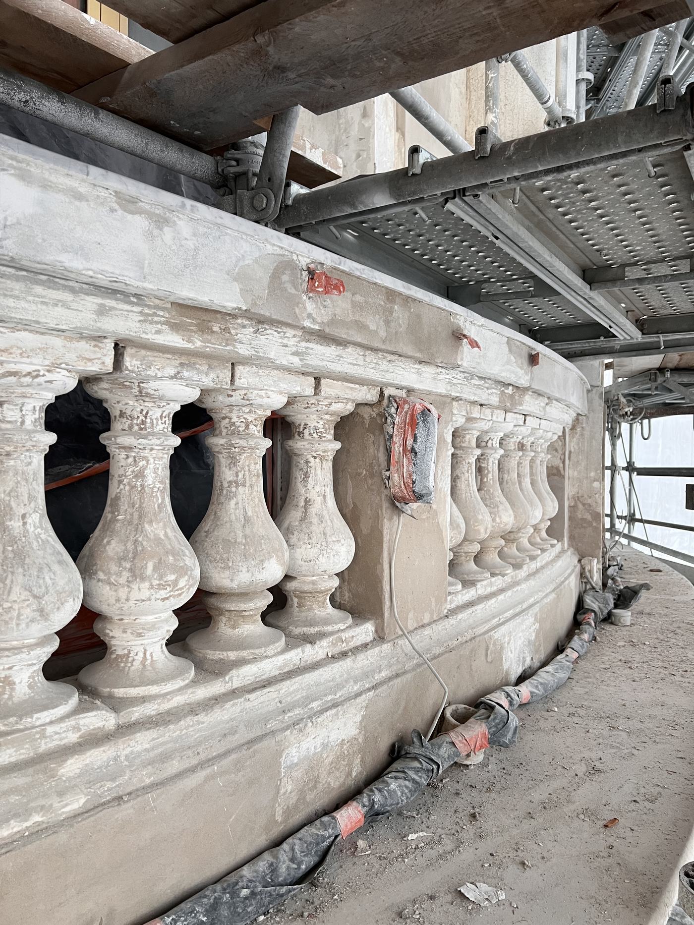 Balustrade en plâtre fin sur balcon courbe